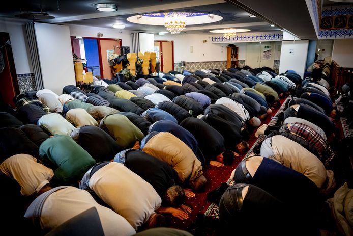 Moslims tijdens het ochtendgebed in de moskee. (archiefbeeld)