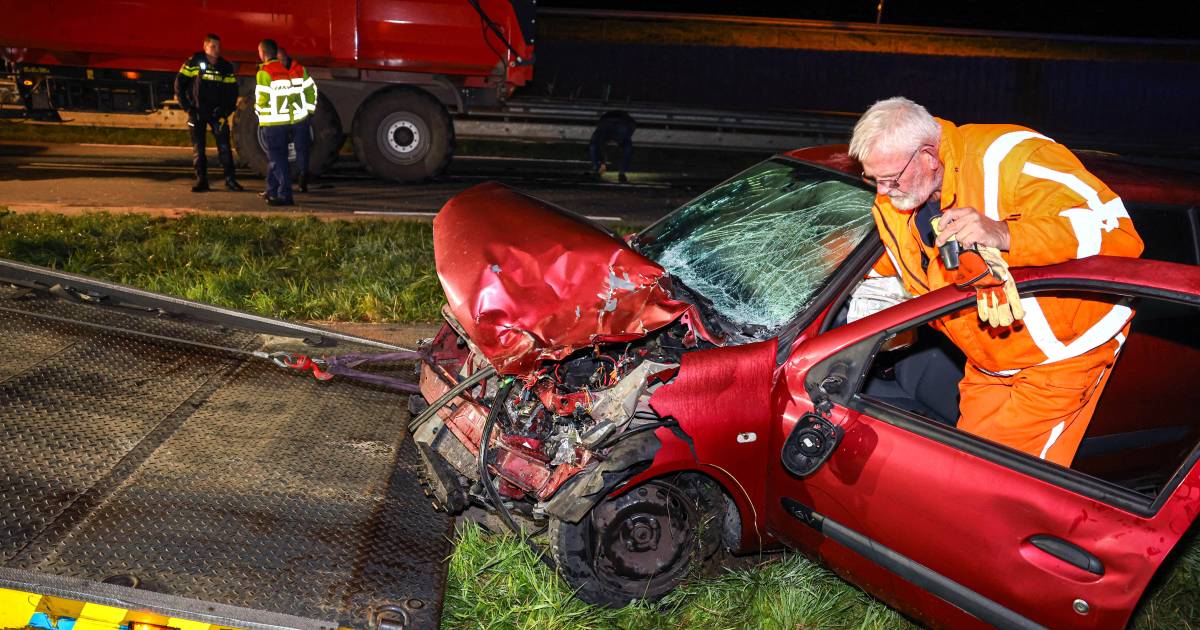 Ongeluk in Emmeloord: auto total loss na frontale botsing met trekker.