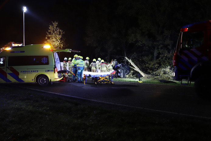 Bestuurder ernstig gewond bij zwaar eenzijdig ongeluk in Maashees.