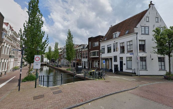 De giftige Chroom-6-verf op de Vrouwebrug, de toogbrug over de gracht van de Turfmarkt, laat Gouda weglaseren in plaats van deze weg te laten schuren.