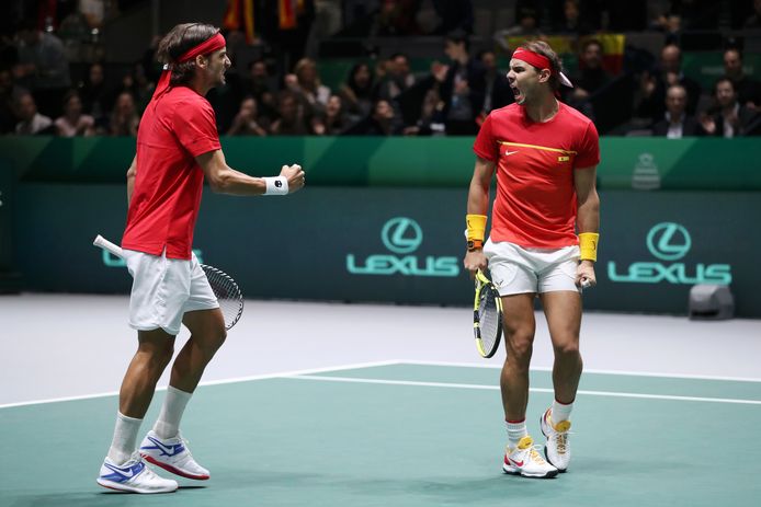 Rafael Nadal (rechts) en Feliciano Lopez na een punt tegen Groot-Brittannië.