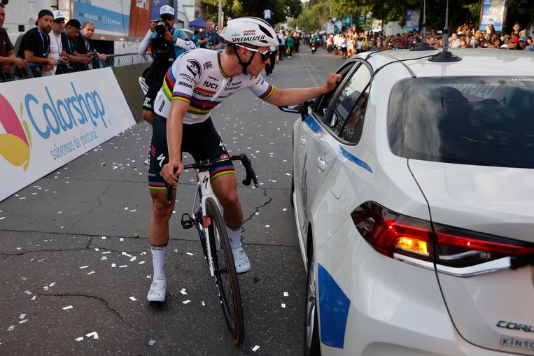 Evenepoel ging snel na de finish verhaal halen bij de wedstrijdjury. Beeld Photo News