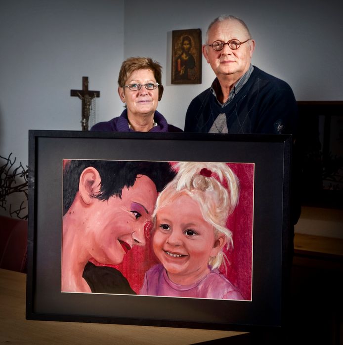 Clary en Ger van der burg, bij schilderij van hun vermoorde dochter Marisse en ontvoerde kleindochter Isra