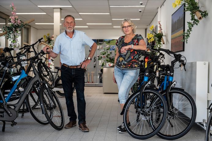 Frits en Amalia Evers van Sloos Tweewielers aan de Daalseweg. Na 97 jaar sluit de fietsenmaker de deuren.