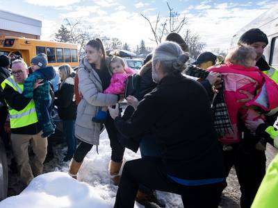 Un bus percute une garderie près de Montréal, plusieurs enfants grièvement blessés
