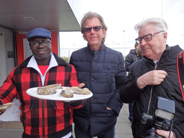 Henry Demba (Harty Oysters), Jan van Galen (RTV Amstelveen) en fotograaf Hans Peters, die er wel een lust Beeld Schuim