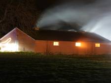 Uitslaande brand in leegstaande schuur in Rijssen