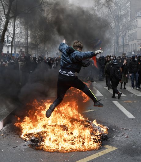 Réforme des retraites: affrontements entre la police et les manifestants à Paris