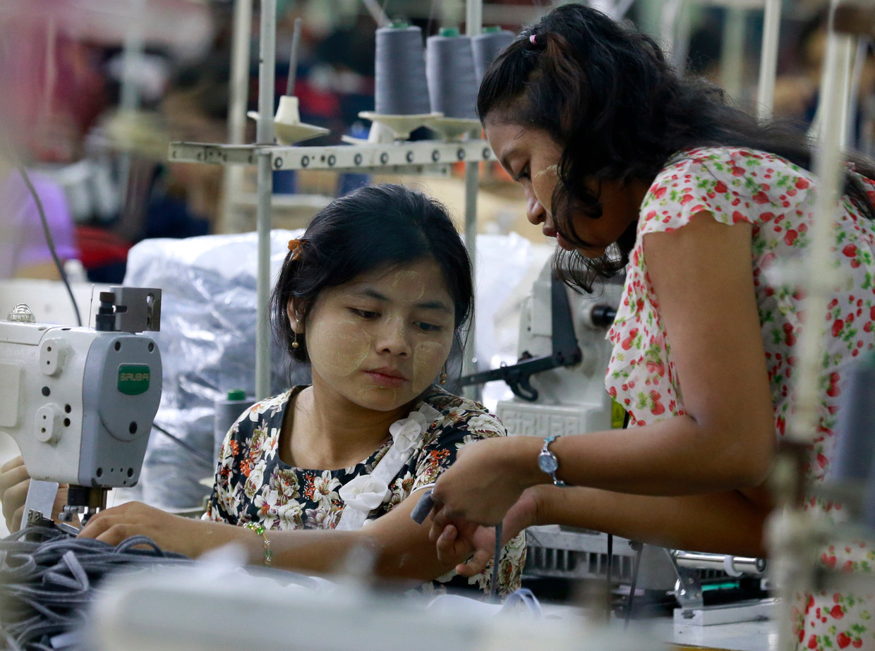 Textielwerkers in een fabriek in Yangon, Myanmar, nog voor de coronacrisis en de coup.  Beeld Hollandse Hoogte / EPA