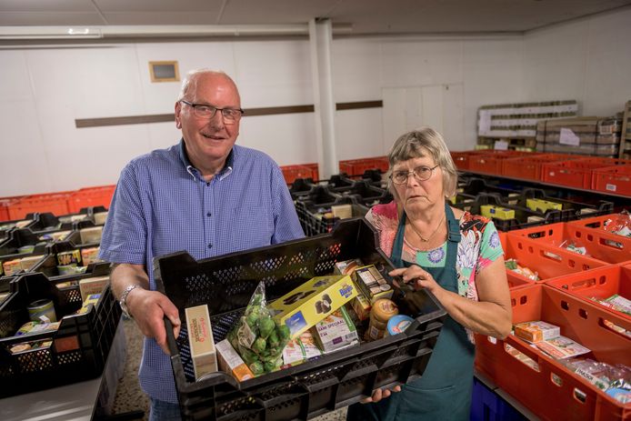 Han Eulderink (links) en zijn mensen van de Voedselbank Midden-Twente beslisten vandaag dat tot 31 maart geen voedselpakketten worden uitgedeeld in Hengelo, Goor en Borne.