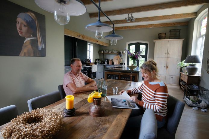 Sheila (56) en Jan van den Berg (64) in de woonkamer van hun huis in Goudriaan.