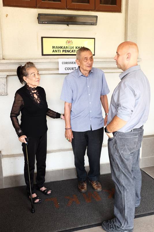 Ivana's opa en oma met oom Fred Agenjo bij de rechtszaal.