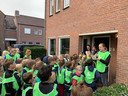 Een speurtocht bracht de kinderen van basisschool De Vlinderakker vrijdag naar de duizendste inwoner van Biest-Houtakker: Daniëlle van der Putten. Hier te zien naast de voordeur..
