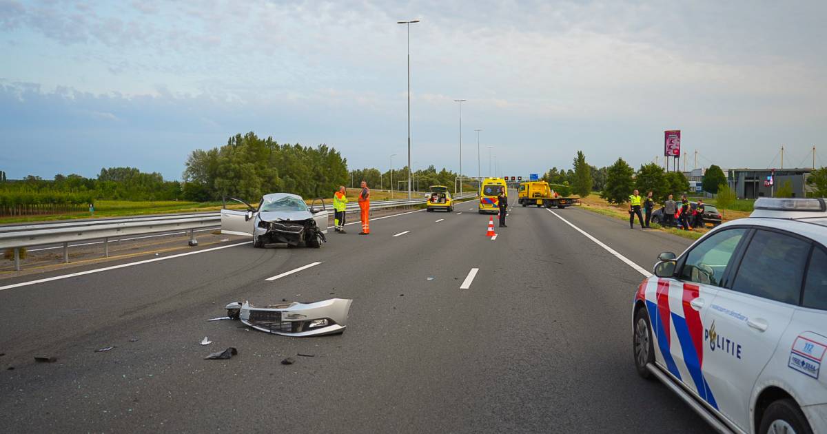 Man zonder rijbewijs opgepakt na ernstig ongeval A50: brandweer moet twee gewonden bevrijden.