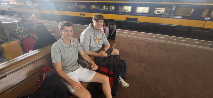 Maarten (l) en Vincent wachten op perron 7 op de trein naar Brussel