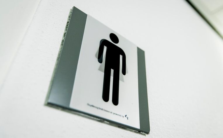Op het ministerie van Onderwijs, Cultuur en Wetenschap werd recentelijk het eerste genderneutrale toilet gepresenteerd Beeld anp