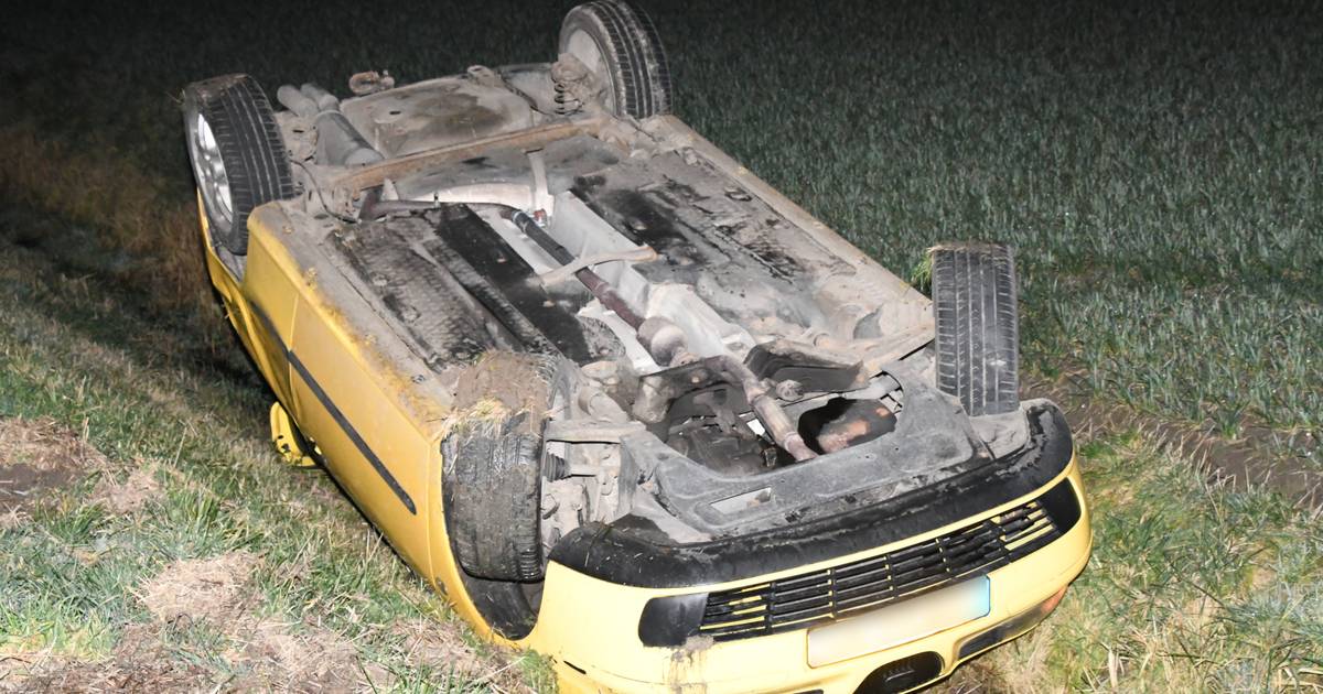 Auto belandt op z'n kop in sloot in Ovezande
