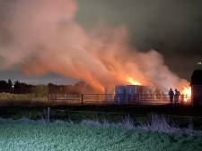 Brand op boerenerf in Renswoude: flinke vlammen en veel rookontwikkeling