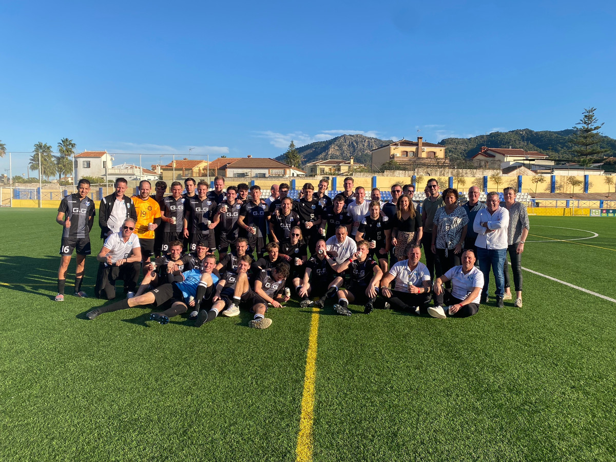 longa-30-wint-dik-van-sarto-vvg-25-speelt-gelijk-in-spanje-foto