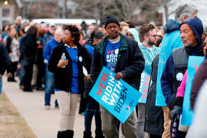 Supporters van de Democratische presidentskandidaat Joe Biden staan in de rij om naar een toespraak van hem te luisteren.