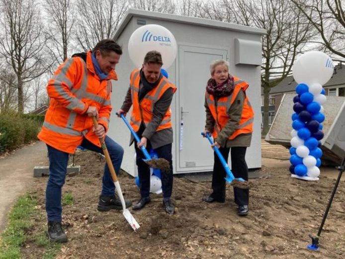 Wethouder Ria Barber (rechts) bij de plaatsing van de hoofdverdeelkast van het  glasvezelnetwerk in Beek.