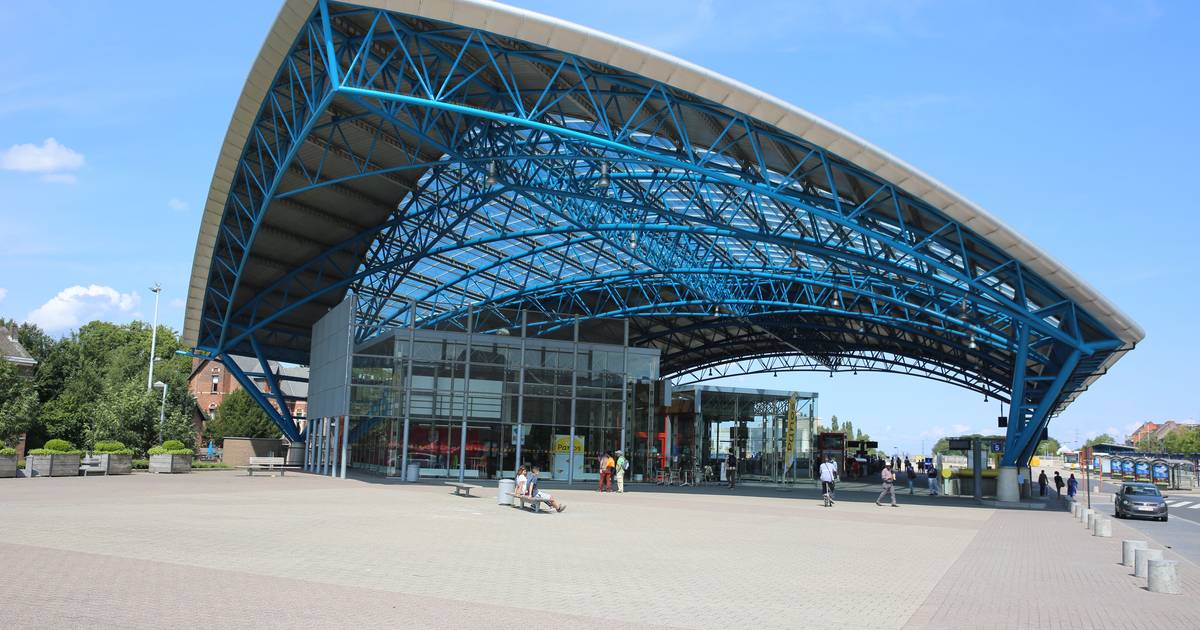 Dief springt in ijskoud water van kanaal om aan politie te ontkomen .