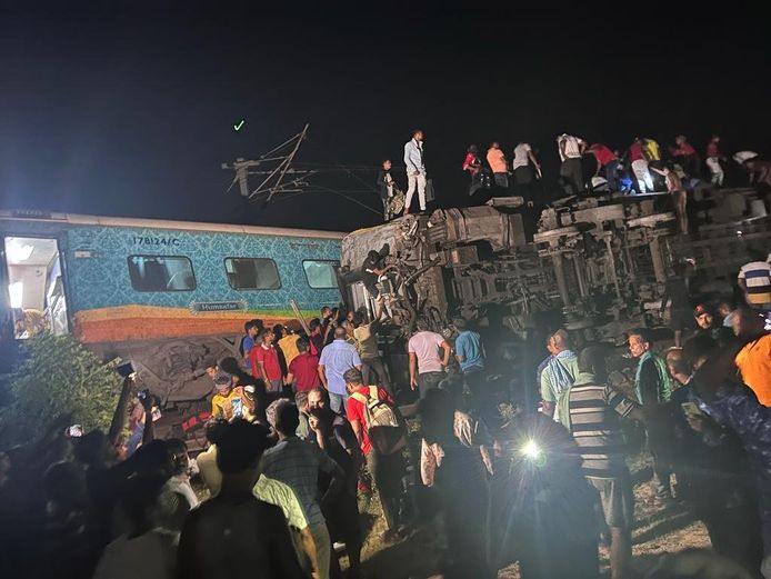 Bij een treinongeluk in India kwamen zeker 288 mensen om.