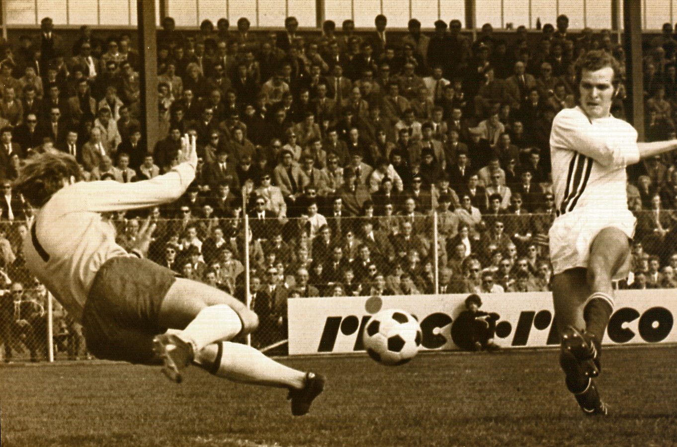 De loopbaan van Willy (foto) en René van de Kerkhof begon in 1970 bij FC Twente, dat zich aanvankelijk alleen meldde voor René: ,,Onze moeder zei zonder na te denken: 'Meneer Rijvers, het is een tweeling, hè.'"