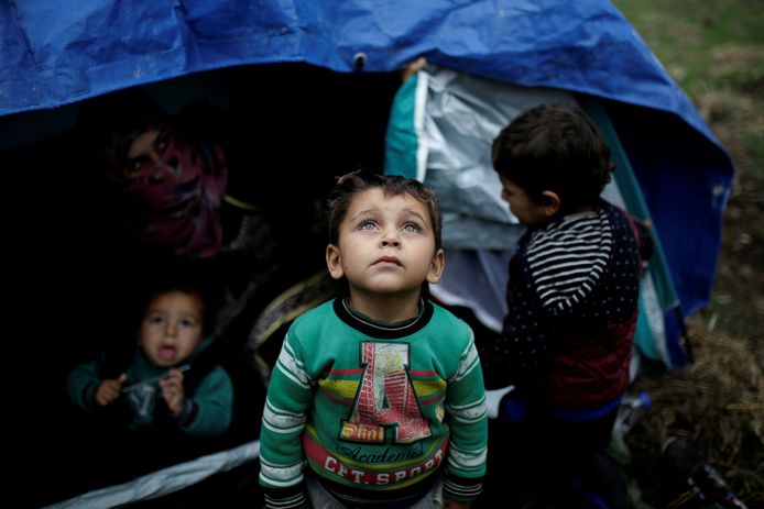 Een Syrisch jongetje nabij het Moria-vluchtelingenkamp op Lesbos (Archiefbeeld).