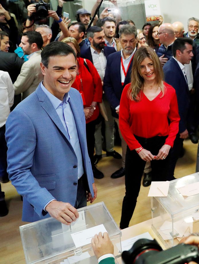 De Spaanse premier en PSOE-leider Pedro Sanchez met echtgenote Begona Gomez in een stembureau in Pozuelo de Alarcon, een westelijke voorstad van Madrid.