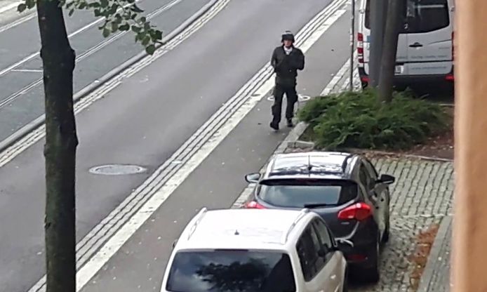Beelden van oktober 2019 van Stephan Balliet die gewapend met vuurwapens, explosieven en molotovcocktails en met een helmcamera op zijn hoofd naar de synagoge in Halle stapt.