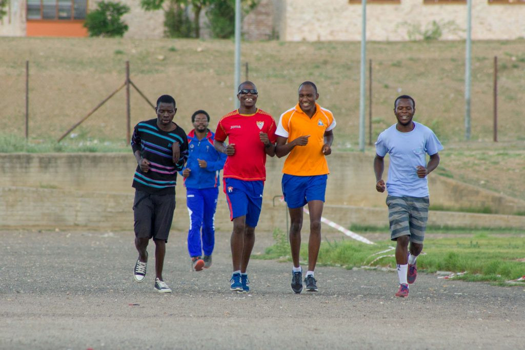 Weg uit Afrikaanse sloppenwijk, met dank
