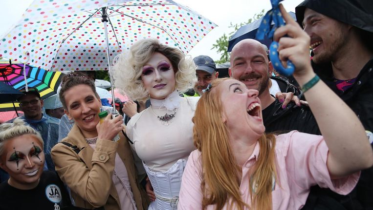 Mensen in Berlijn vieren dat het Duitse parlement de weg heeft vrijgemaakt voor het homohuwelijk. Beeld getty