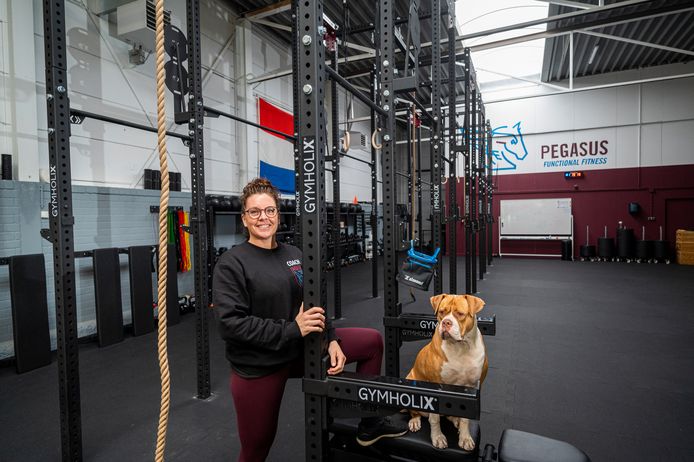 Lotte van den Berg met hond Fien in haar nieuwe sportschool Pegasus Functional Fitness.