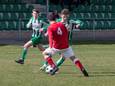 Bram van Straten aan de bal voor Oirschot Vooruit tegen Beerse Boys.