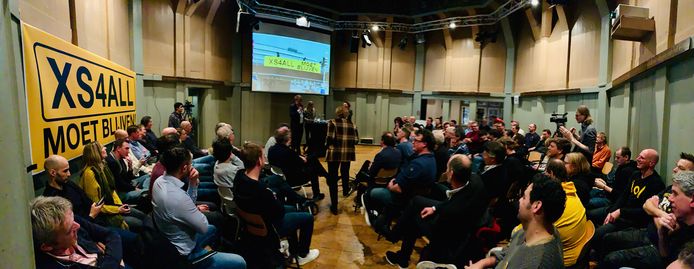 In een volle Amsterdamse Waag trapte de actiegroep 'XS4ALL moet blijven' op 28 januari de campagne tot behoud van de provider af.