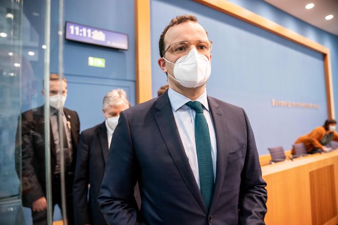 De Duitse minister van volksgezondheid Jens Spahn. Hij wil dat farmaceut AstraZeneca tijdelijk stopt met de export van coronavaccins naar landen buiten de Europese Unie.