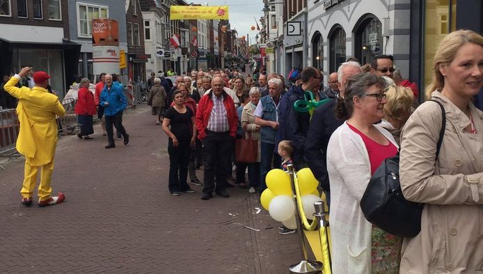 Serie van Schurk ergens In de rij voor gratis stormparaplu bij nieuwe ANWB-winkel Gouda | Gouda |  AD.nl