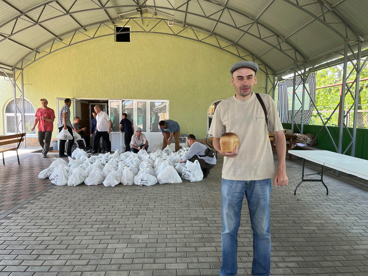 Joerko Kovalenko (43) gets brood from the church.  “The first day I was ashamed.  Now I understand that het oké is.