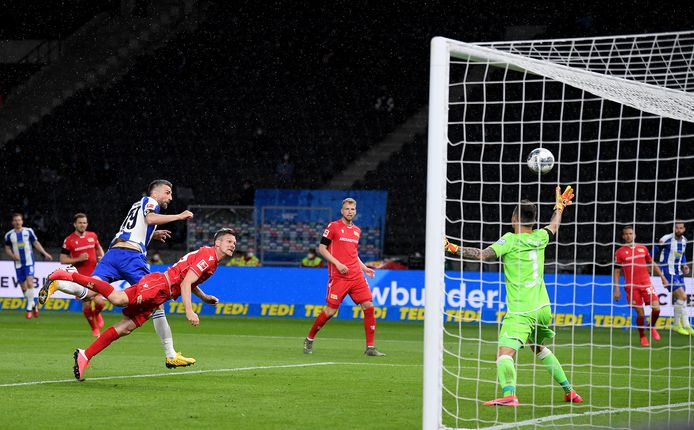 Vedad Ibisevic (l) kopt Hertha naar een 1-0 voorsprong.