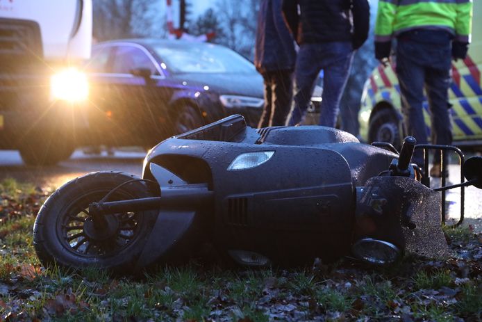 De scooter kwam op de Heihoeksingel in Oss in botsing met een auto.
