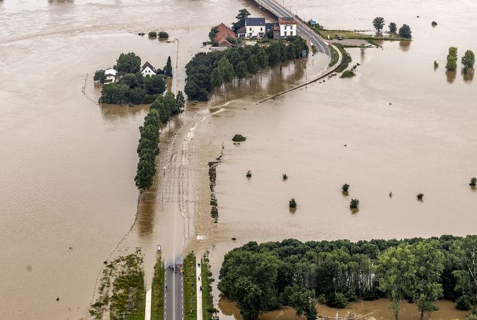 Luchtfoto van het gebied rond de Maas bij Roosteren na de zware overstromingen in juli.