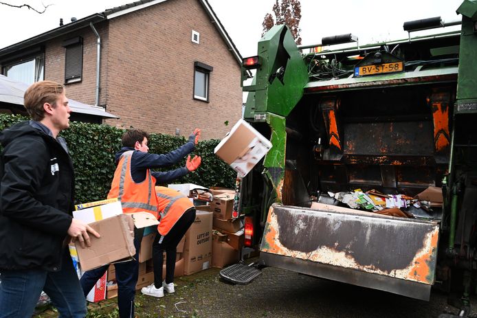 De kraakwagen in Boxmeer rijdt deze maand nog één keer, dan moeten inwoners het oud papier zelf naar containers brengen.