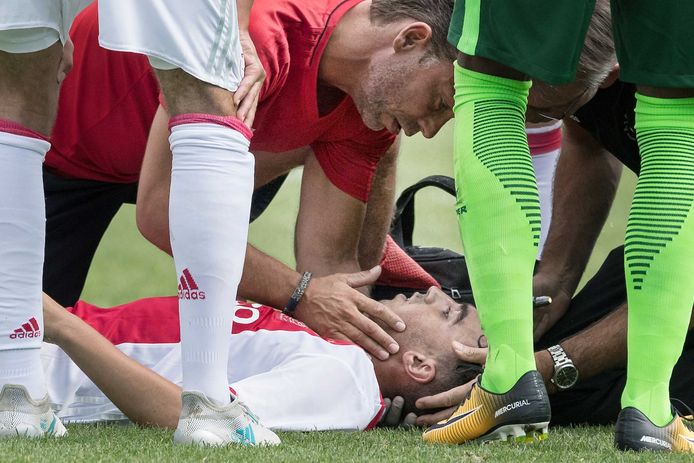 Ajax-speler Abdelhak Nouri ligt op de grond in een oefenduel tegen Werder Bremen tijdens een Oostenrijkse stage vorige zomer. De twintigjarige middenvelder ging tegen de grond zonder dat er een bal of tegenstander in de buurt was.