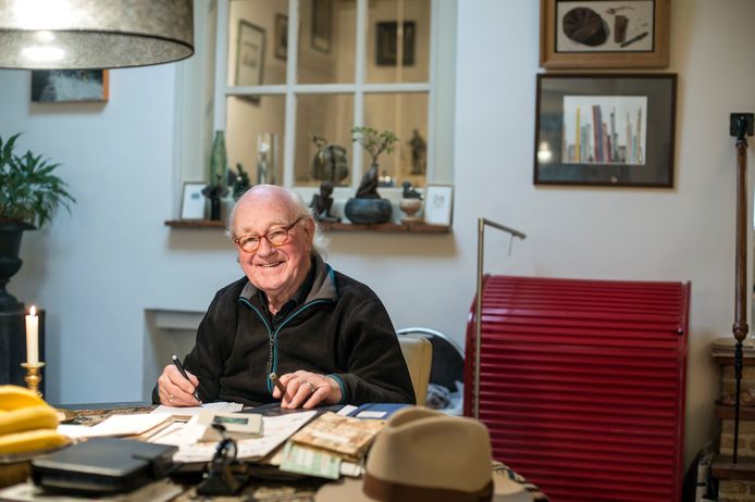 Joop Buma 1931 – 2021 ,,Hij hield ervan voor publiek te staan, en wist dat hij met hoed en lange jas flamboyant galant respect afdwong”, vertelt Kees van der Malen over Joop Buma (foto).