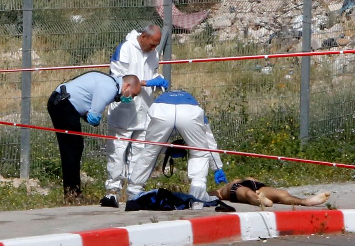 Archiefbeeld. Forensisch onderzoekers controleren het lichaam van een dode Palestijnse man die Israëlische soldaten zou hebben aangevallen bij een grenspost nabij Abu Dis. (22/04/2020)