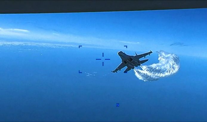 Un avion russe Su-27 s'approche d'un avion américain sans pilote MQ-9 opérant au-dessus de la mer Noire le 14 mars 2023.