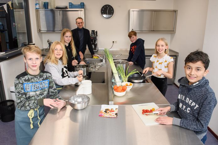 Schooldirecteur Dave van der Valk en leerlingen van De Wooldermarke laten met gepaste trots de nieuwe keuken zien.