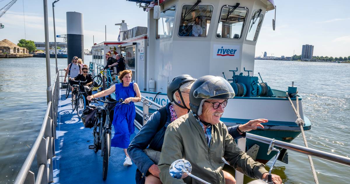 Voor even niet over de Van Brienenoord fietsen, maar met de pont naar de overkant: ‘Duurt wel iets l