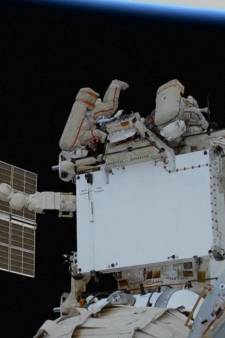 Deux cosmonautes russes participent à une sortie dans l'espace